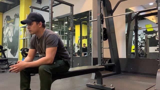 Жим гантелей лёжа на горизонтальной скамье: Пирамида # смотреть онлайн