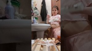 Я мою вещи для куклы