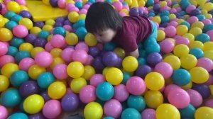 Дети играют в развлекательном центре.😍👧🏻 Children play in