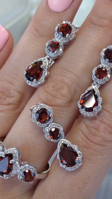 Цена 8990 ₽ Насыщенные гранаты и фианиты в родированном смотреть онлайн