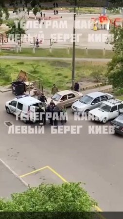 Киев, тцкшники запаковали добычу в автомобиль