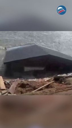 Волга поглотила деревянный дом, стоявший на берегу