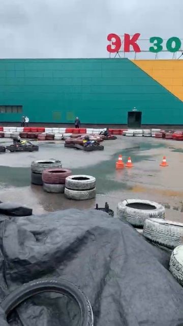 В картинг школе в дождь. Дождливые картинг гонки в Пит? смотреть онлайн