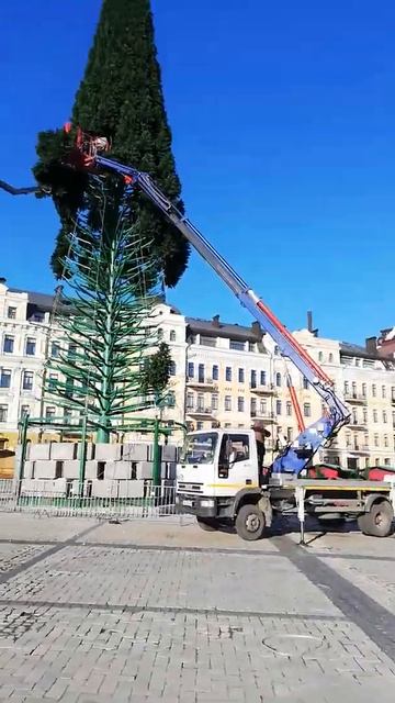 Монтаж главной новогодней ёлки в Киеве. 6 декабрь 2020 г. смотреть онлайн