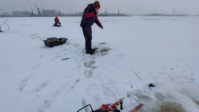 ДУБАСИМ СУДАКАВЫШЛИ на ТОНКИЙ ЛЁД!Нашли ЛЕЩАа с ним