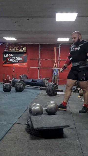 Гигантская гантель 140кг на два раза смотреть онлайн