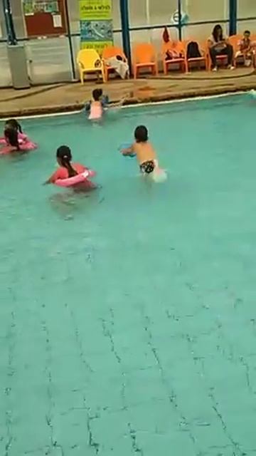 В бассейне(13) смотреть онлайн