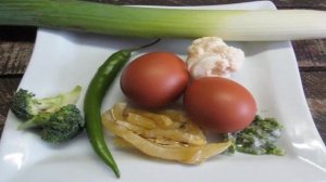 Быстрый завтрак из яйца с овощами