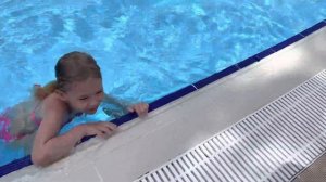 Соня научилась плавать в глубоком бассейне