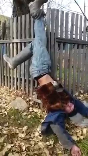 Пьяный мужик повис на заборе.Ржака смотреть всем. смотреть онлайн