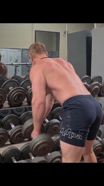 Широчайшие. Тяга гантели к поясу в наклоне ! смотреть онлайн