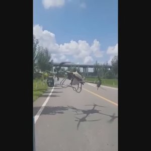 Просто жесть, огромный дрон влетает в кабину грузовика.