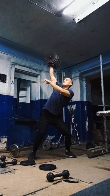 Показываю, как НЕ НАДО делать. Швунг гантели одной рук? смотреть онлайн