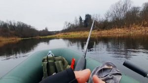 ЛОВЛЯ ЩУКИ НА РЕКЕ ПОЗДНЕЙ ОСЕНЬЮ!ВОБЛЕР В НЕ КОНКУРЕН