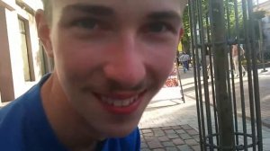 Диме ломают пальцы