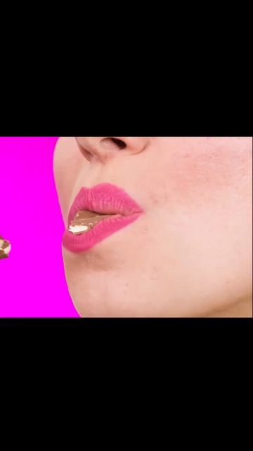 Девочка ест шоколад. смотреть онлайн