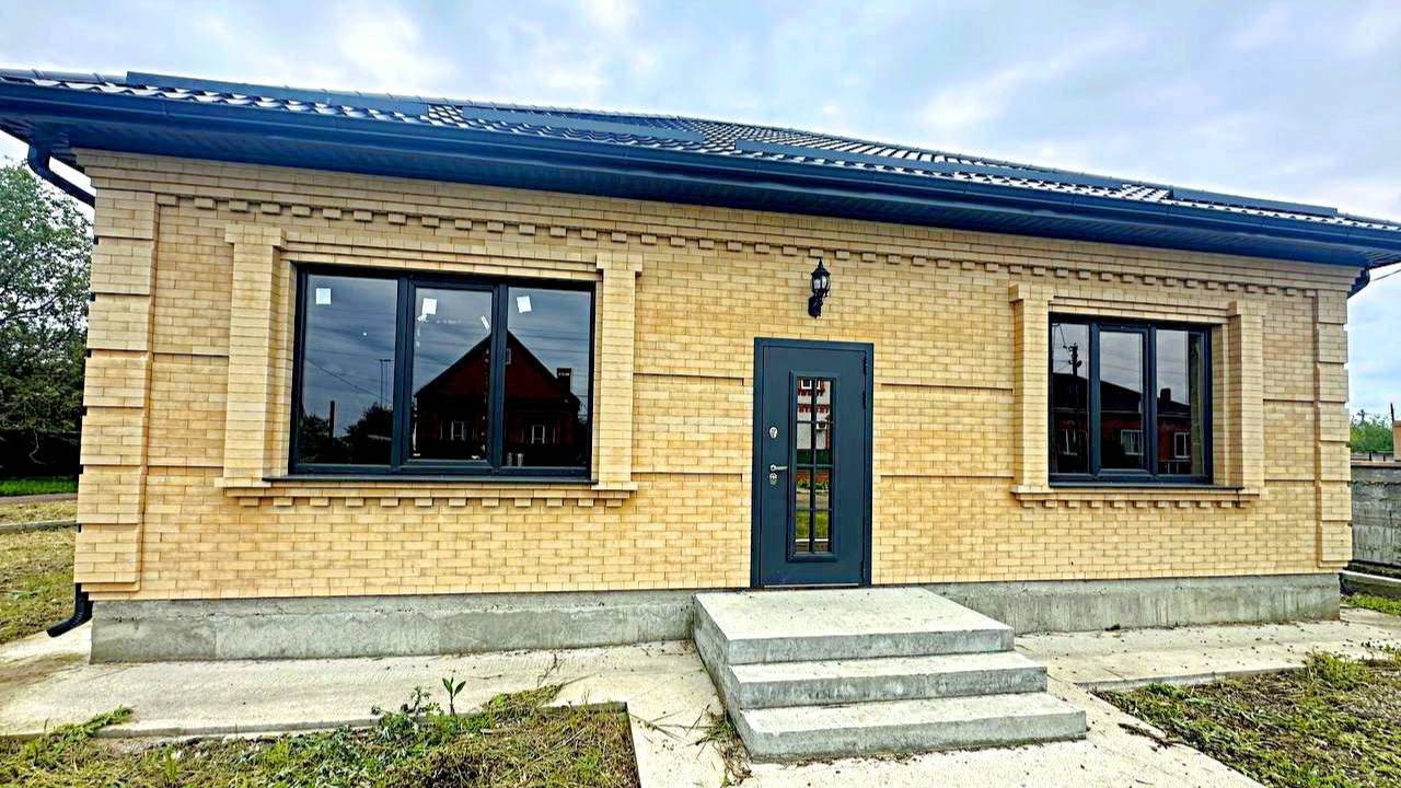 Новый дом 102 кв.м. 5 соток 3 комнаты пред чистовая. Краснодарский край, город Новокубанск.