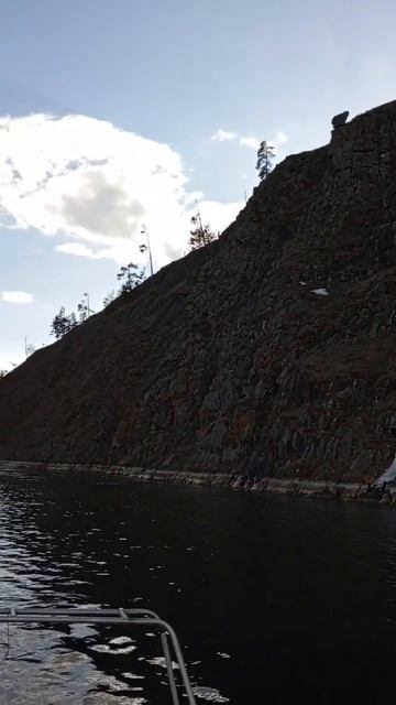 Красивая скала... вид из лодки #рыбалка #fishing смотреть онлайн