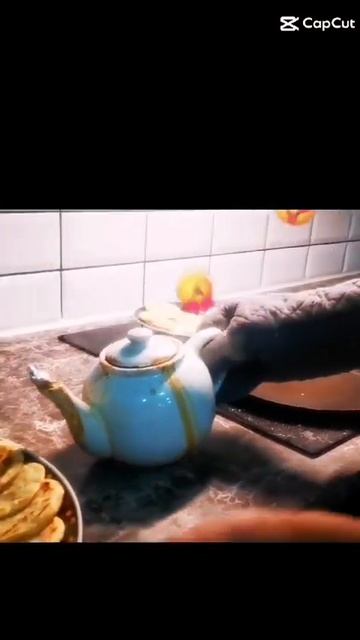 Food from a kettle with flaky tortillas.Еда из чайника с слоенными лепеш смотреть онлайн