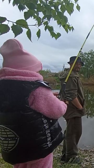 Мы поймали карася 😝#fishing #рыбалканаозере #рыбалка #кар смотреть онлайн