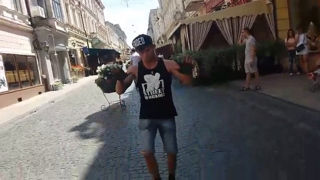 Це Чернівці Крихітко!!! Петро дає Жару на Кобилянській!!!