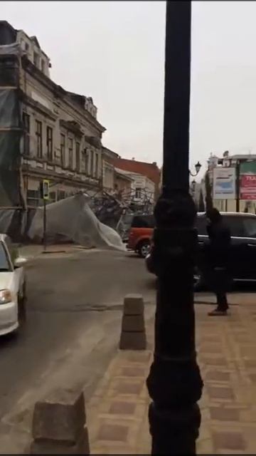 На Семашко рухнули строительные леса Ростов 08.02.2018 смотреть онлайн