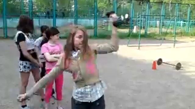 Алиса Бычкова (поднимамие гантели) смотреть онлайн