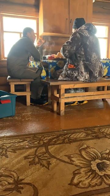 Перекус в таёжной избе #рыбалкавсибири#мужскоехобби#б смотреть онлайн