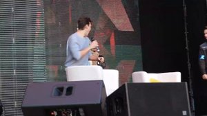 Bryan Dechart meets Connor and Hank in real life.Брайан Декарт встретил Коннора и Хэнка на Comic Co