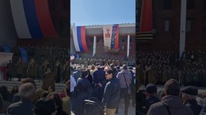Поет хор на крыльце Театра оперы и балета 08.05.2025 г.