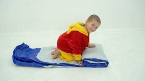 Бассейн с шариками для детей надули его и насыпал разн