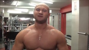 Упражнения с гантелями для рук и груди дома для мужчин