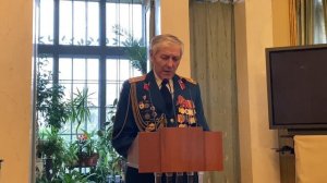 Подполковник Г.Е. Куликов читает свои стихи к 9 Мая в Музее политической истории России