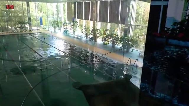 Бассейн с панорамным видом смотреть онлайн