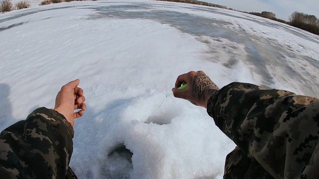 ЛОВЛЯ ОКУНЯ ВЕСНОЙ НА МОРМЫШКУ С МОТЫЛЕМ..! ОЗЕРО РАЗДА