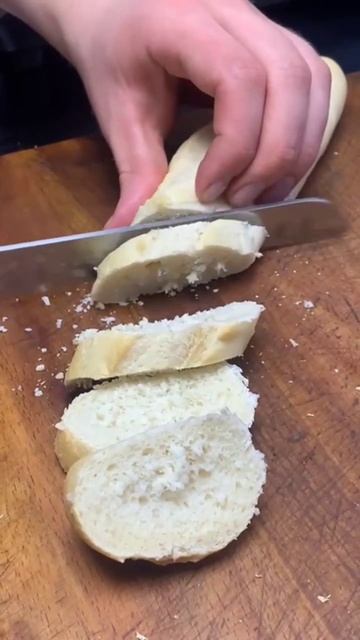 Запечённый камамбер с помидорами, чесноком и специями смотреть онлайн