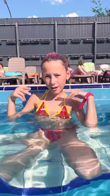 Танцую в бассейне. Тортуга термы💃🕺 смотреть онлайн