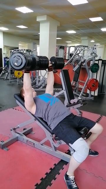 Жим с гантелями по 50кг на скамье 40°. А ваш физрук так ум смотреть онлайн
