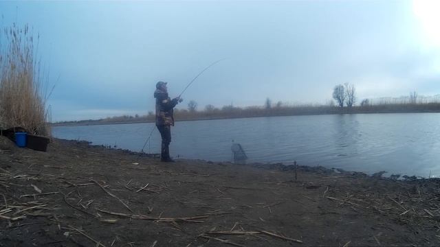 С отводным поводком за щукой на озеро в пасмурный день