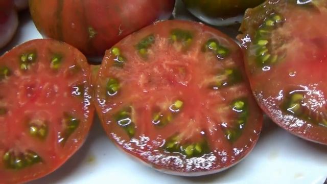 Томатный Гном Черный огонь - ШОКОЛАДНЫЕ помидоры с вишневой сладкой мякотью.
