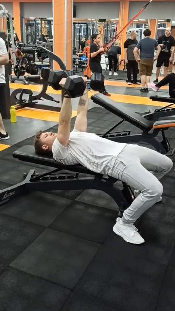 жим гантелей под 45 с весом одной гантели 30кг смотреть онлайн