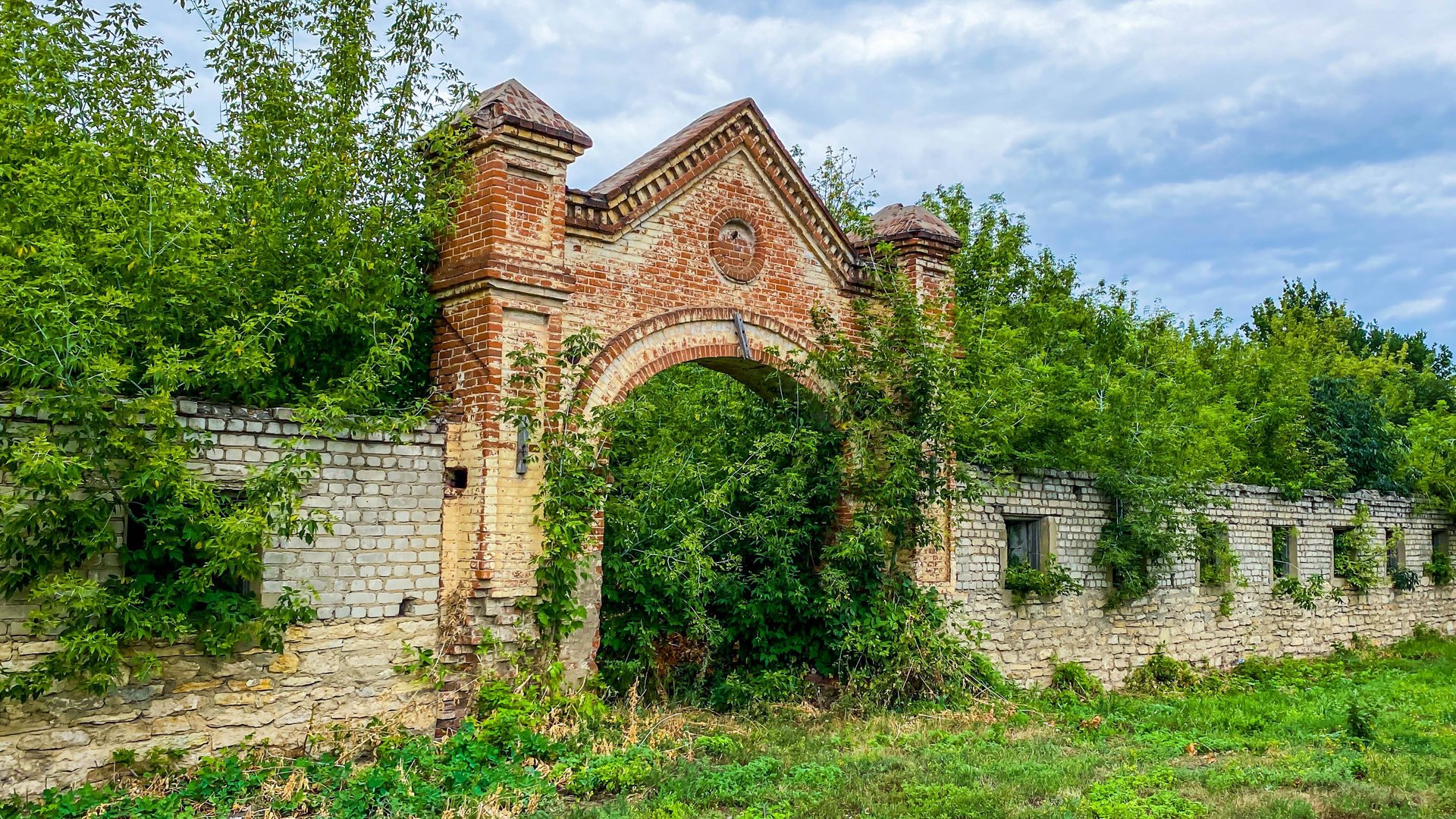 Село Трубетчино. Заброшенное и заросшее здание усадьбы князей Васильчиковых смотреть онлайн