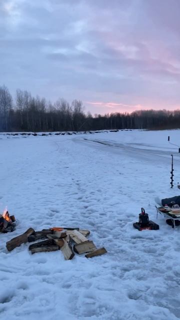 Рыбалка с зимней палаткой в тайге 🔥 #рыбалка #хариус #? смотреть онлайн