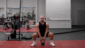 Присед плие с гирей (техника выполнения)