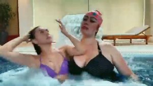 Бабушка и бассейн Gan 13