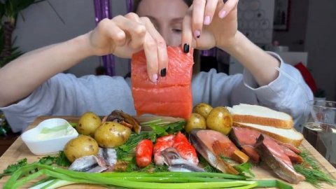 5 ЛЕТ КАНАЛУ ! Как стала фудблогером? МУКБАНГ лосось , к?