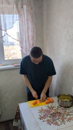 Нарезаем морковь для Окрошки