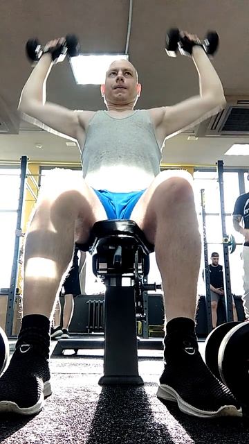 Жим гантелей сидя на плечи. Фитнес. Тренажерный зал. Ра смотреть онлайн