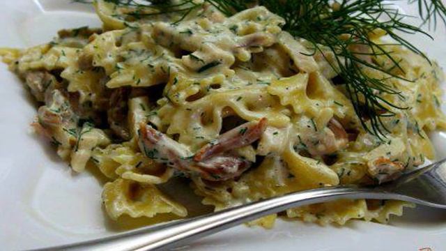 Паста фарфалле с курицей и ветчиной