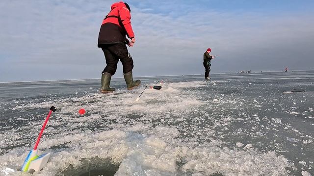 Весенняя корюшка по последнему льду | Опасный лед и ра? смотреть онлайн